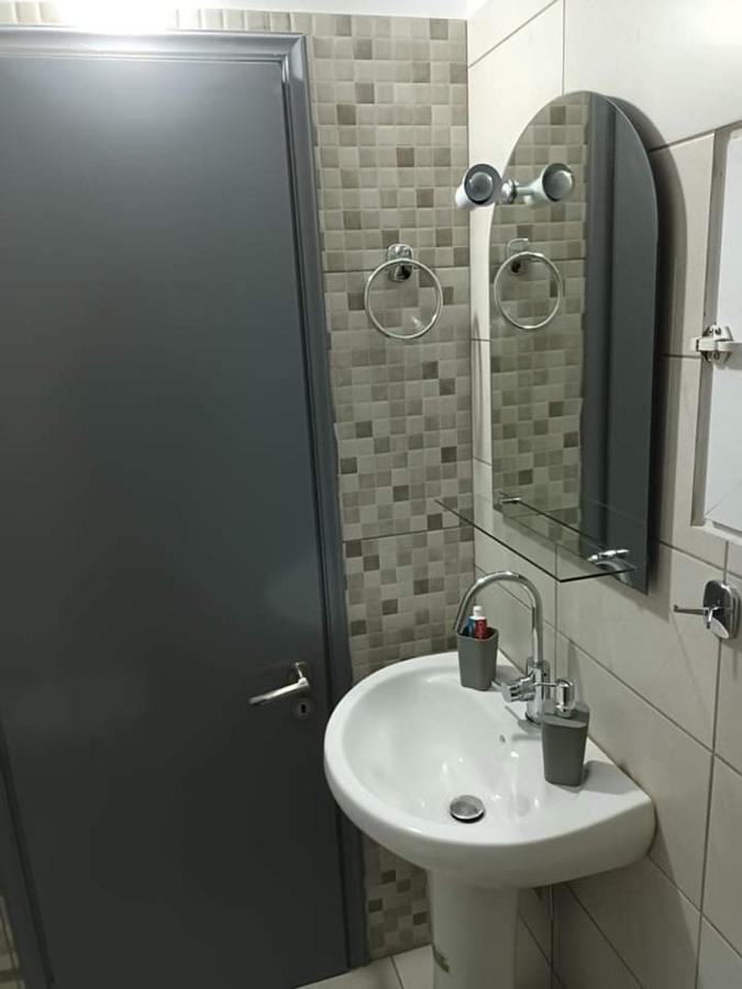 Chris Rooms Kalampáka Luaran gambar
